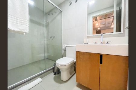 Banheiro de kitnet/studio para alugar com 1 quarto, 32m² em Menino Deus, Porto Alegre