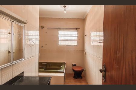 Casa para alugar com 500m², 4 quartos e 10 vagas Casa para alugar com 500m², 4 quartos e 10 vagasBanheiro da Suíte 1