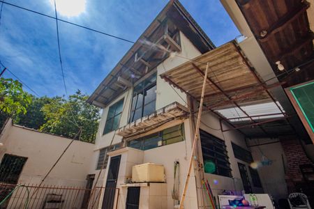 Casa à venda com 145m², 2 quartos e 3 vagas Casa à venda com 145m², 2 quartos e 3 vagasCasa Fundos