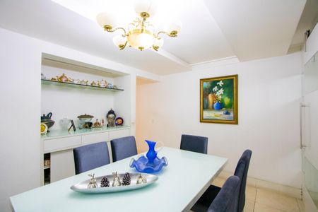 Casa à venda com 360m², 5 quartos e 4 vagas Casa à venda com 360m², 5 quartos e 4 vagasSala de jantar