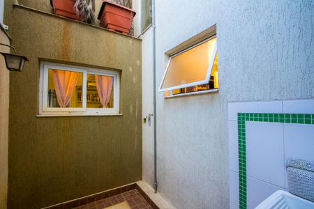 Casa à venda com 360m², 5 quartos e 4 vagas Casa à venda com 360m², 5 quartos e 4 vagasÁrea externa da cozinha