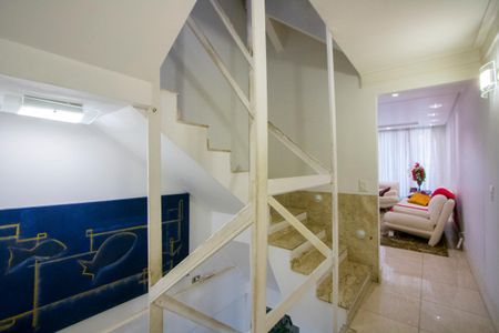 Casa à venda com 360m², 5 quartos e 4 vagas Casa à venda com 360m², 5 quartos e 4 vagasCorredor do 1º andar