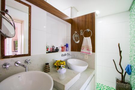 Casa à venda com 360m², 5 quartos e 4 vagas Casa à venda com 360m², 5 quartos e 4 vagasBanheiro do quarto 1