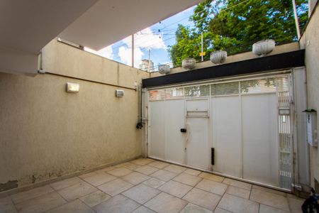 Casa à venda com 360m², 5 quartos e 4 vagas Casa à venda com 360m², 5 quartos e 4 vagasGaragem