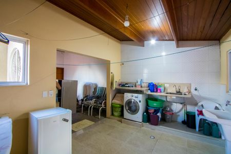 Casa à venda com 360m², 5 quartos e 4 vagas Casa à venda com 360m², 5 quartos e 4 vagasÁrea de serviço