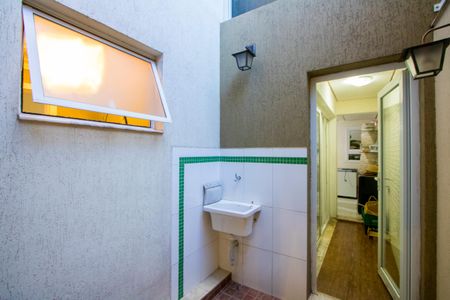 Casa à venda com 360m², 5 quartos e 4 vagas Casa à venda com 360m², 5 quartos e 4 vagasÁrea externa da cozinha