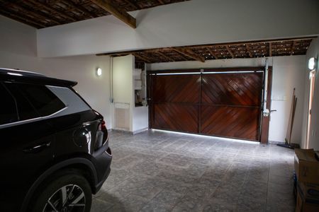 Casa à venda com 395m², 3 quartos e 4 vagasGaragem - Portão automático