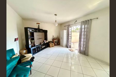 Casa à venda com 260m², 3 quartos e 2 vagasSala