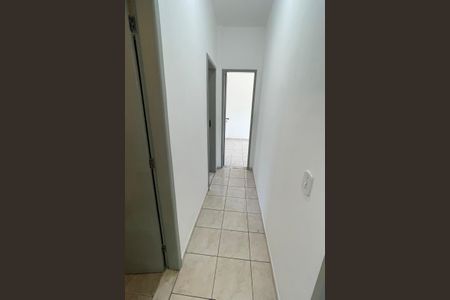 Corredor de apartamento para alugar com 3 quartos, 70m² em Jardim Vinte E Cinco de Agosto, Duque de Caxias