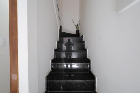 Casa à venda com 117m², 2 quartos e 2 vagas Casa à venda com 117m², 2 quartos e 2 vagasEscada