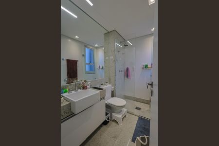 Apartamento à venda com 375m², 5 quartos e 4 vagasBanheiro da Suíte 2