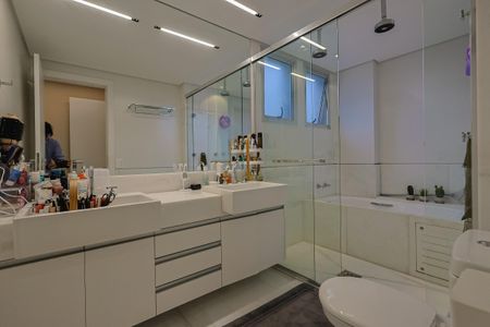 Apartamento à venda com 375m², 5 quartos e 4 vagasBanheiro da Suíte 4