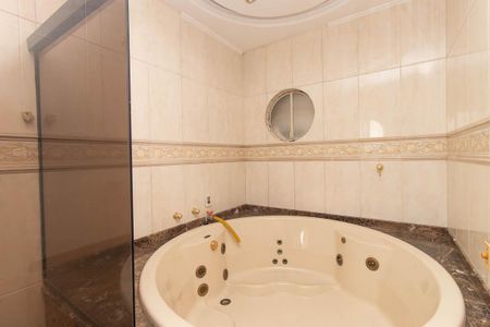 Casa à venda com 560m², 4 quartos e 10 vagasBanheiro da Suíte