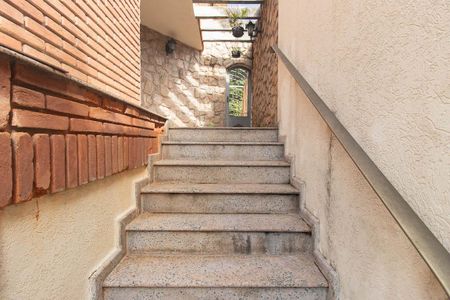 Casa à venda com 560m², 4 quartos e 10 vagasEscada de Entrada