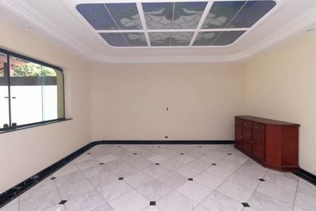 Casa à venda com 560m², 4 quartos e 10 vagasSala de TV