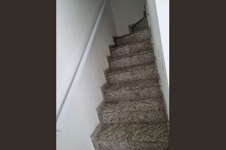 Casa de condomínio à venda com 57m², 2 quartos e 1 vagaEscada