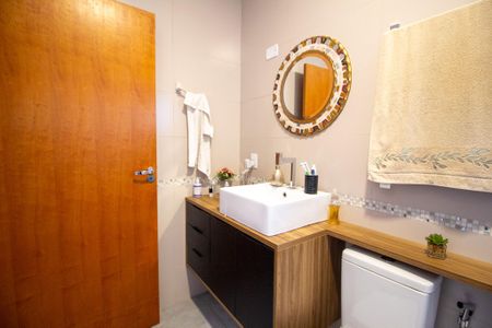 Casa de condomínio para alugar com 205m², 3 quartos e 2 vagasBanheiro da Suíte 