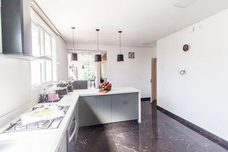 Apartamento para alugar com 367m², 5 quartos e 4 vagas Apartamento para alugar com 367m², 5 quartos e 4 vagasCozinha