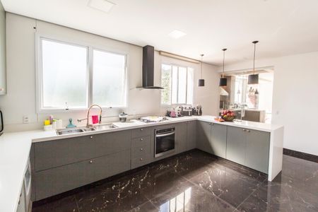 Apartamento para alugar com 367m², 5 quartos e 4 vagas Apartamento para alugar com 367m², 5 quartos e 4 vagasCozinha