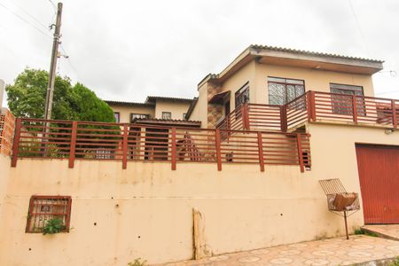 Casa à venda com 210m², 6 quartos e 2 vagas Casa à venda com 210m², 6 quartos e 2 vagasFachada