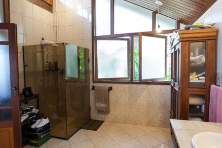 Casa de condomínio à venda com 350m², 3 quartos e 2 vagasBanheiro suite 