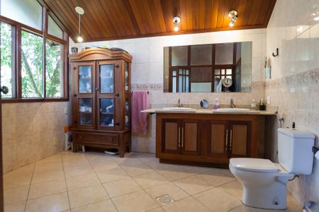 Casa de condomínio à venda com 350m², 3 quartos e 2 vagasBanheiro suite 