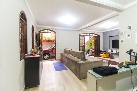 Casa à venda com 362m², 4 quartos e 4 vagas Casa à venda com 362m², 4 quartos e 4 vagasSala