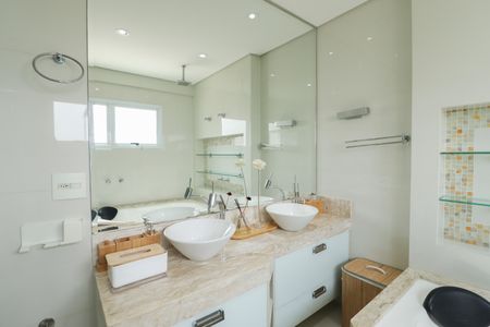 Apartamento à venda com 327m², 4 quartos e 2 vagasBanheiro da Suíte 1