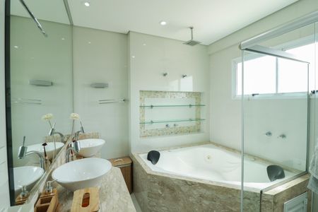 Apartamento à venda com 327m², 4 quartos e 2 vagasBanheiro da Suíte 1