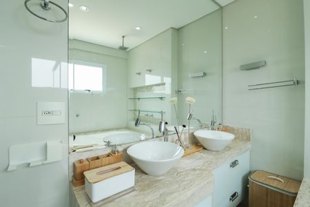 Apartamento à venda com 327m², 4 quartos e 2 vagasBanheiro da Suíte 1