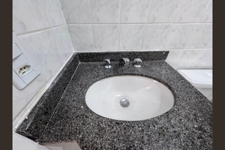 Apartamento à venda com 65m², 2 quartos e 1 vagaSuite - Banheiro