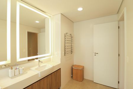 Apartamento à venda com 335m², 4 quartos e 6 vagas Apartamento à venda com 335m², 4 quartos e 6 vagasBanheiro da Suíte 3