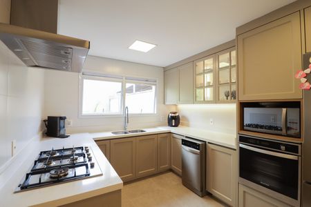 Apartamento à venda com 335m², 4 quartos e 6 vagas Apartamento à venda com 335m², 4 quartos e 6 vagasCozinha e Área de Serviço