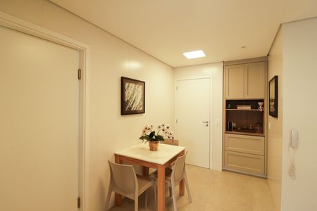 Apartamento à venda com 335m², 4 quartos e 6 vagas Apartamento à venda com 335m², 4 quartos e 6 vagasCozinha e Área de Serviço