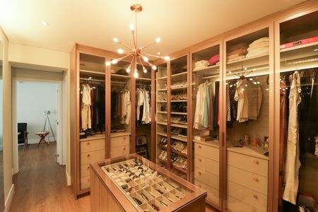 Apartamento à venda com 335m², 4 quartos e 6 vagas Apartamento à venda com 335m², 4 quartos e 6 vagasCloset Suíte 3