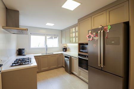 Apartamento à venda com 335m², 4 quartos e 6 vagas Apartamento à venda com 335m², 4 quartos e 6 vagasCozinha e Área de Serviço