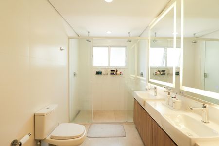 Apartamento à venda com 335m², 4 quartos e 6 vagas Apartamento à venda com 335m², 4 quartos e 6 vagasBanheiro da Suíte 3