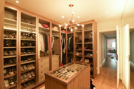 Apartamento à venda com 335m², 4 quartos e 6 vagas Apartamento à venda com 335m², 4 quartos e 6 vagasCloset Suíte 3