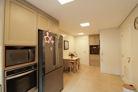 Apartamento à venda com 335m², 4 quartos e 6 vagas Apartamento à venda com 335m², 4 quartos e 6 vagasCozinha e Área de Serviço