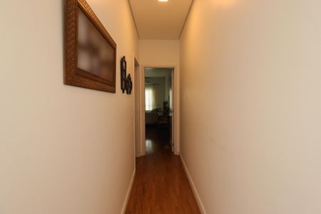 Casa à venda com 184m², 3 quartos e 4 vagasCorredor piso superior