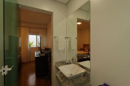 Casa à venda com 184m², 3 quartos e 4 vagasBanheiro da Suíte 2