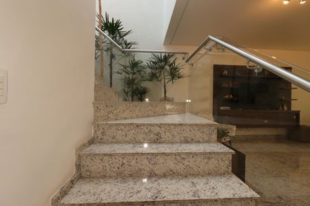 Casa à venda com 184m², 3 quartos e 4 vagasEscada