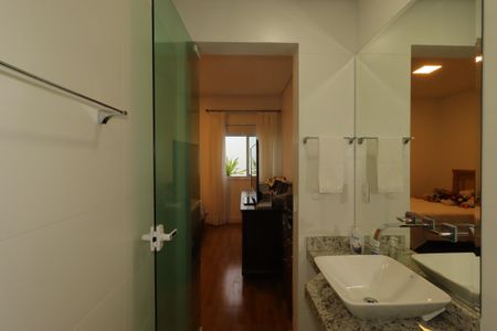 Casa à venda com 184m², 3 quartos e 4 vagasBanheiro da Suíte 2