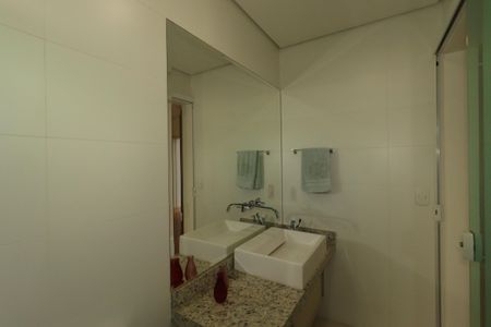 Casa à venda com 184m², 3 quartos e 4 vagasBanheiro da Suíte 1