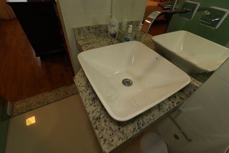 Casa à venda com 184m², 3 quartos e 4 vagasBanheiro da Suíte 2 - Pia