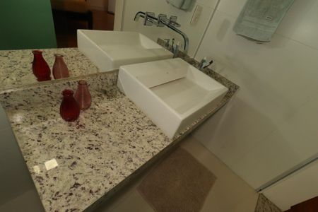 Casa à venda com 184m², 3 quartos e 4 vagasBanheiro da Suíte 1 - Pia