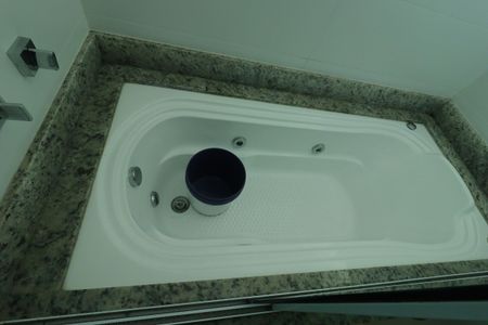 Casa à venda com 184m², 3 quartos e 4 vagasBanheiro da Suíte 3 - Banheira