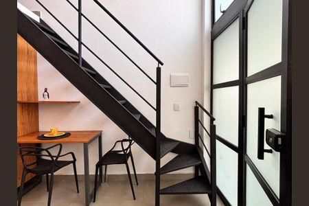 Apartamento para alugar com 55m², 1 quarto e sem vaga Apartamento para alugar com 55m², 1 quarto e sem vagaEscada