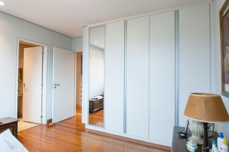 Apartamento à venda com 270m², 4 quartos e 4 vagas Apartamento à venda com 270m², 4 quartos e 4 vagassuite 3