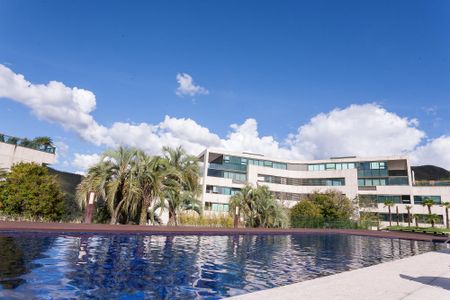 Apartamento à venda com 270m², 4 quartos e 4 vagas Apartamento à venda com 270m², 4 quartos e 4 vagasÁrea comum - Piscina